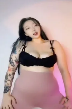 Schwester Xin schwingt ihre üppigen Brüste sexy