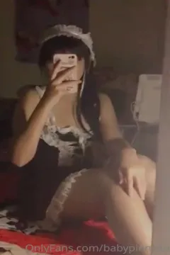 Sexy Dienstmädchen um Mitternacht babypiengko