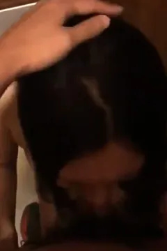 Quá đói, trốn trong nhà vệ sinh công cộng để ăn gà.