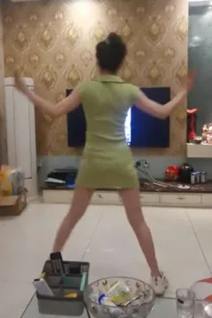Little sister dances at home to lose weight