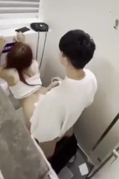 คู่รักสาววัยรุ่นถูกจับในขณะมีเพศสัมพันธ์ในห้องน้ำ