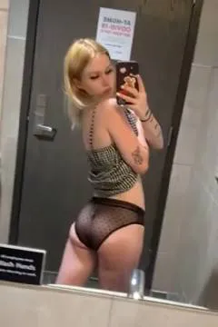 Fantasybabe không thể cưỡng lại việc chụp ảnh tự sướng trong nhà vệ sinh một lần nữa.