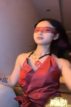 La grand-mère sort pour recevoir des visiteurs ? La vidéo d’une diffusion en direct dans laquelle l’influenceuse Douyin «莎妹i», suivie par 310 000 personnes, montre ses parties intimes, a fuité !