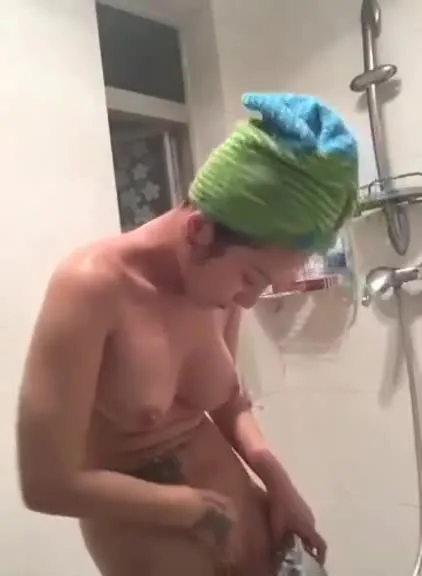 Busty girl taking a selfie wle batng and removing hair