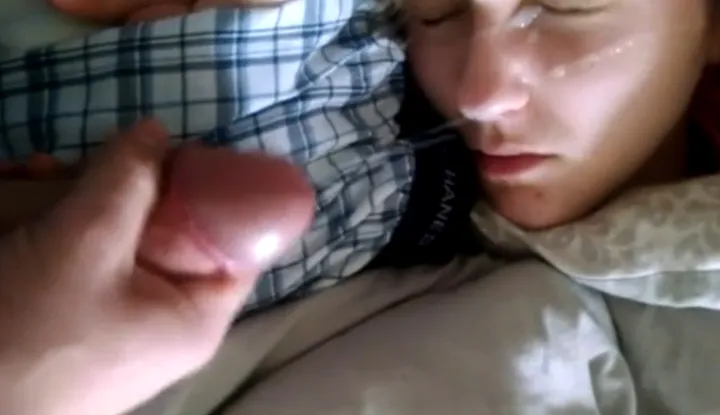 [Europe and America] Early morning, a beautiful girl who was sound asleep was awakened by her thoughtless boyfriend's ejaculation! The first shot went straight into her eye, leaving her face covered in...
