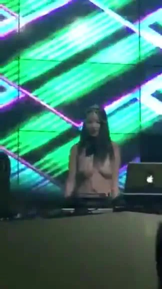 Nachtclub-DJ schüttelt die Brüste frei