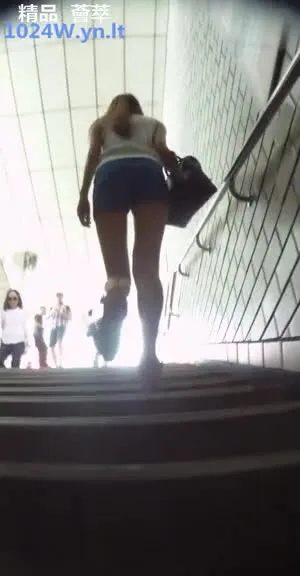 South Korean subway following upskirt shots of beautiful legs in short skirts ~06
