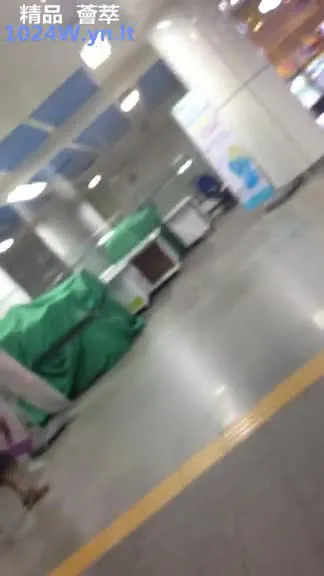 South Korean subway tailing and taking pictures of beautiful legs in short skirts~64