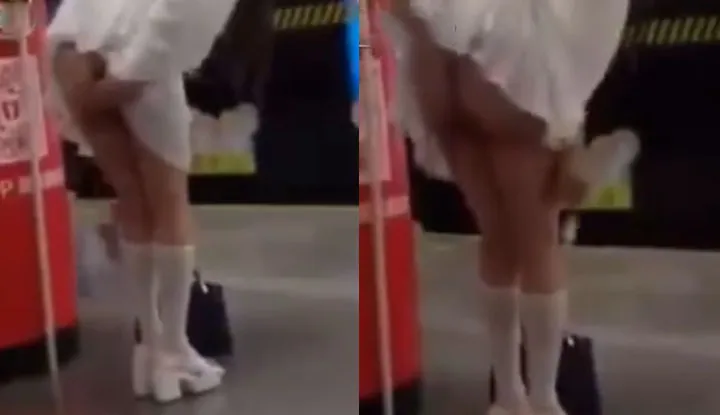 Das Mädchen mit dem Kurzrock zieht öffentlich den Vibrator auf dem Bahnsteig....