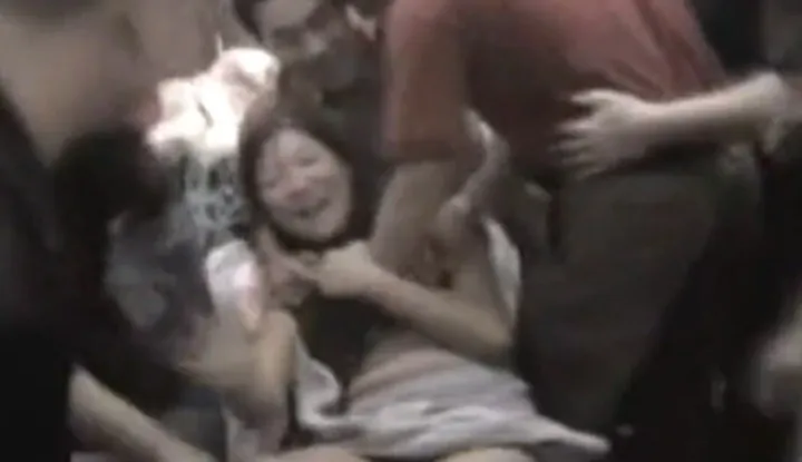 Dozens of people are molesting! The exaggerated 'wedding night' where the bride's clothes were stripped off but the groom was nowhere to be seen: Aren't you afraid of your wife being bullied?