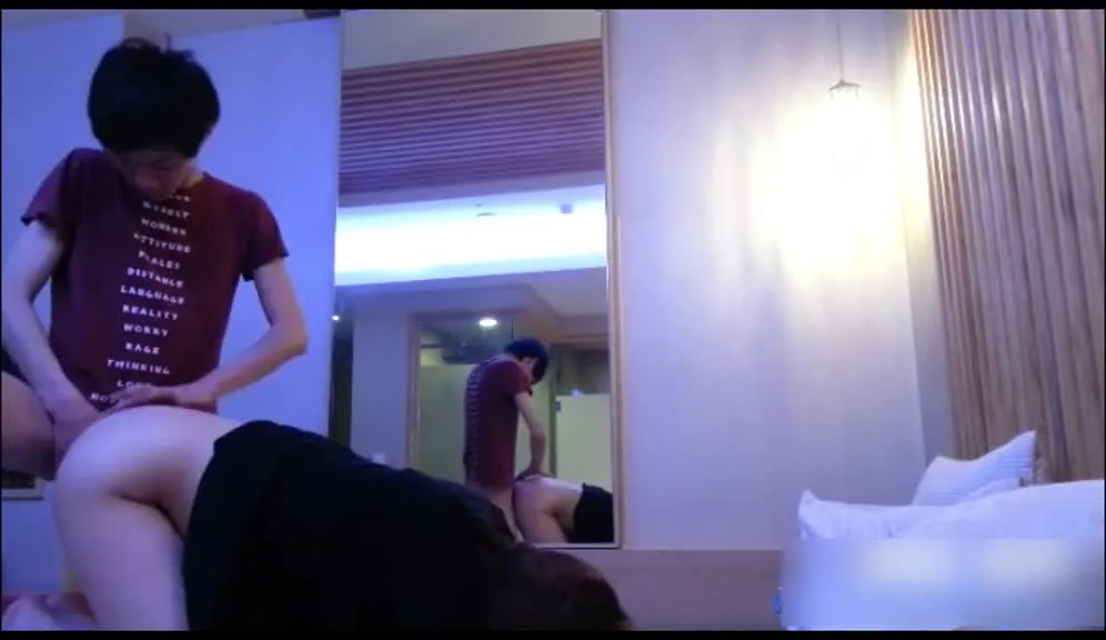 I've been secretly in love with a sexy beauty for a long time. We ate and drank too much together, and she let me have fun in the hotel room. Her butt is really sexy!