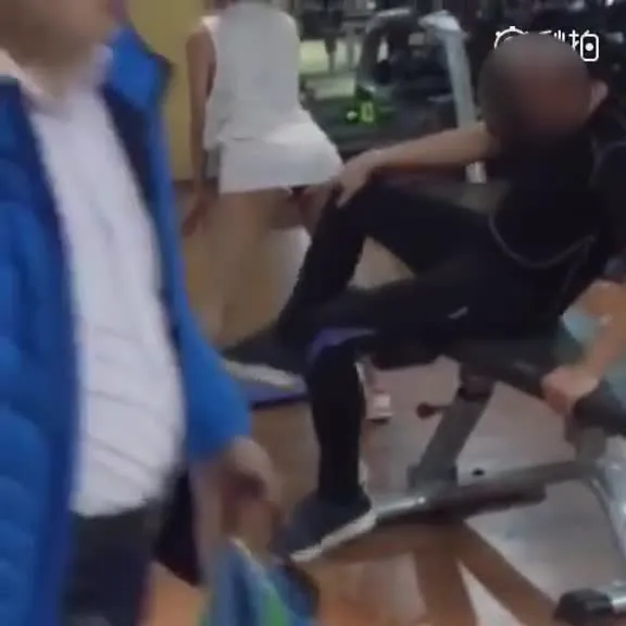 The gym uncle targets the squatting booty girl! He stares closely at the pretty girl's butt... turns around and lies down facing her butt: What on earth does he want to do?