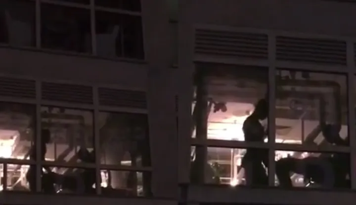 比萨店落地窗前开战！两男战一女大秀活春宫！引路人围观：女的没穿男的一直动
