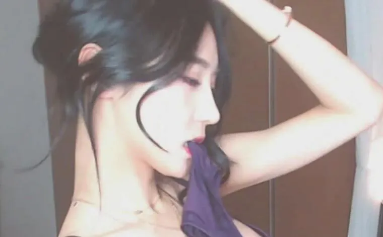 Korean beautiful female anchor sexy stunner, her tongue makes me irresistible