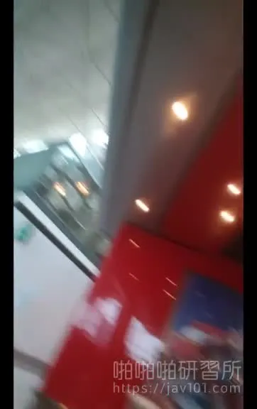 สนามบินฮ่องกงมีคนโชว์เสียว2