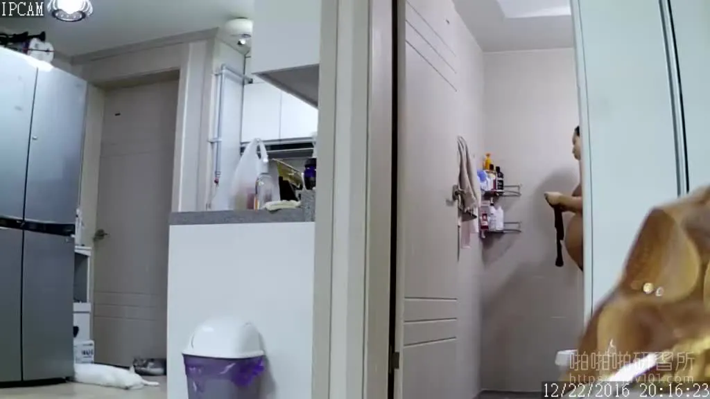 Giám sát vợ đang tắm bằng camera ẩn k mang bầu!