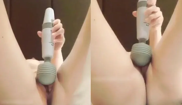 Private photos of nude models are indeed very lascivious! Playing with a vibrating massager on the bed, the moaning is extremely seductive!
