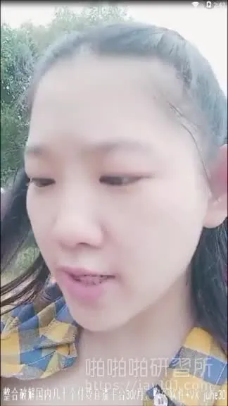 18-year-old girl goes to the park at 2 pm for a daring selfie and even boldly inserts fruit into her sister for maintenance