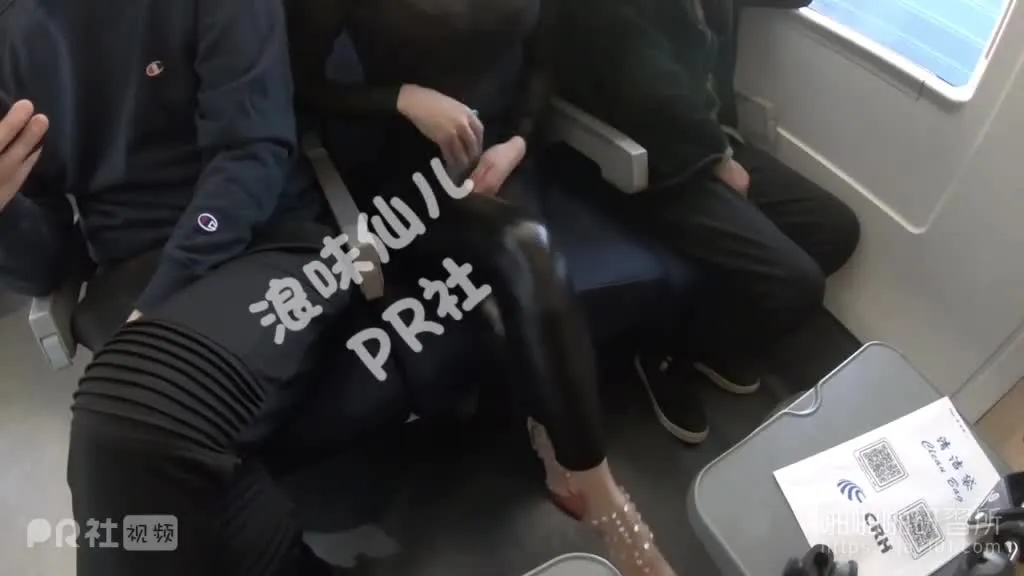 Salty and humid return home! Busty sister boldly exposes on the gh-speed rail! The male passenger next door is so scared that he dare not move: but s crotch does not obey 2