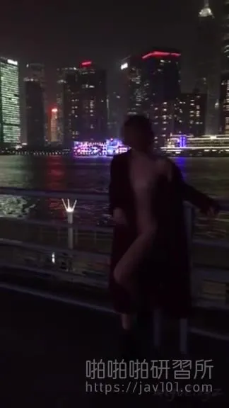 She has been taking photos from morning till night without wearing clothes! The C-cup girl takes nude photos by the shore as a memento: her presence makes the scenery even more beautiful (2)