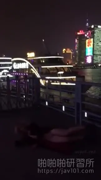She has been taking photos from morning to night without wearing clothes! The C-cup girl took nude photos on the shore as a memento: her presence makes the scenery even more beautiful (3)