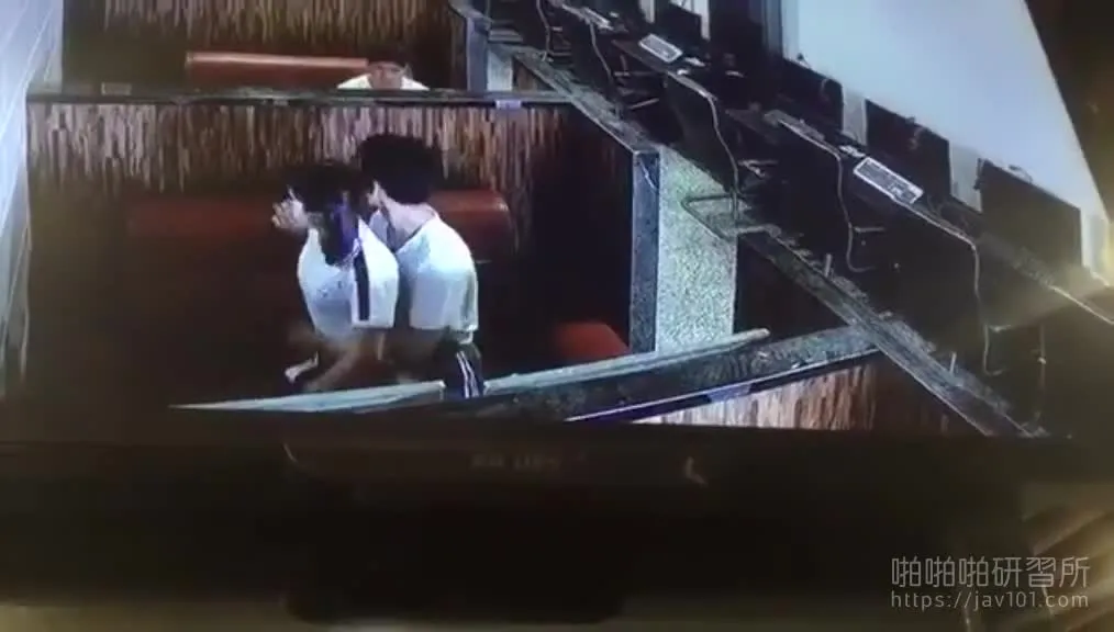 คู่รักวัยใส แอบเย็ดกันในร้านอินเตอร์เน็ต