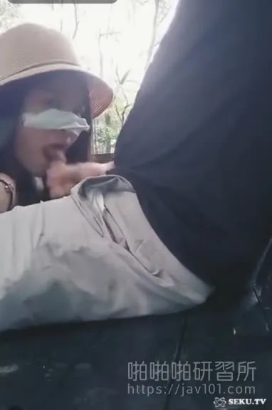 In der Blumenjacke ist nichts drin! Hungrige Witwe geht in den Park, um Ziele zu finden, um ihren Durst zu stillen, oben auf dem Stuhl heftig zu schütteln: Lange gewartet?