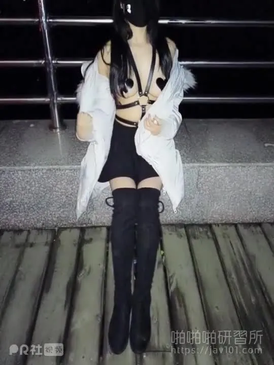 Couldn't Sleep in the Middle of the Night, Putting Out My Pussy Being My Skanky Self ~ the Midnight Flasher Appears Again!! Bigtit Slender Waist Bent Over on the Railings at the Park: Waiting to Be... 5