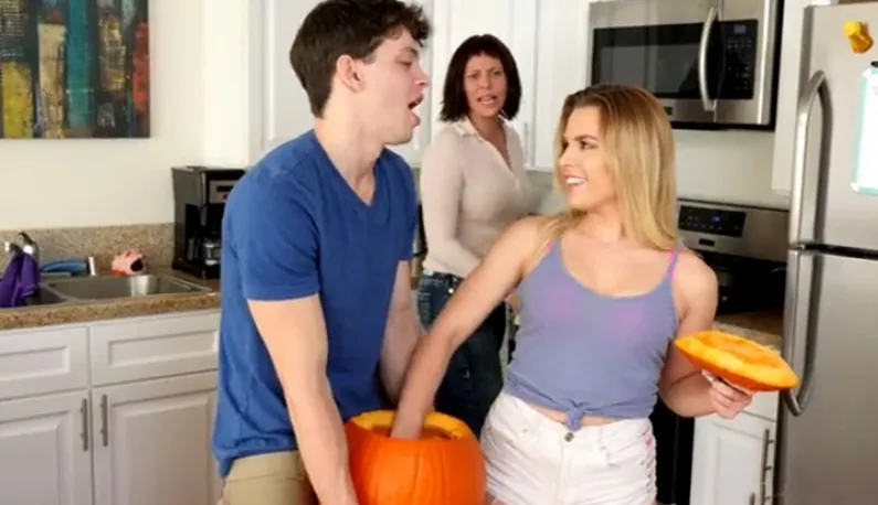 [Best of Halloween] fat cock BANGING!! the younger sister jerked her older brother off in front of their mom but the mom is completely oblivious to what they are doing!!