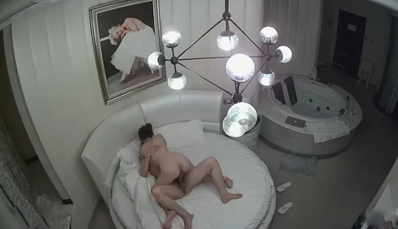 [Hotel Voyeurisme] Affaire d'amour au bureau révélée?! Rencontre avec une collègue pour un rendez-vous à l'hôtel ~ Après une pause dans le jacuzzi, encore plus de plaisir!!
