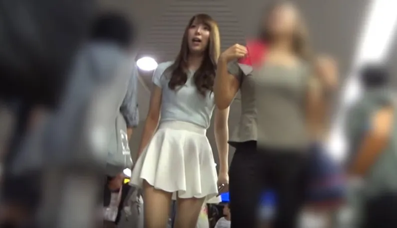 แอบถ่ายใต้กระโปรงสาวๆ อย่างชัด  55