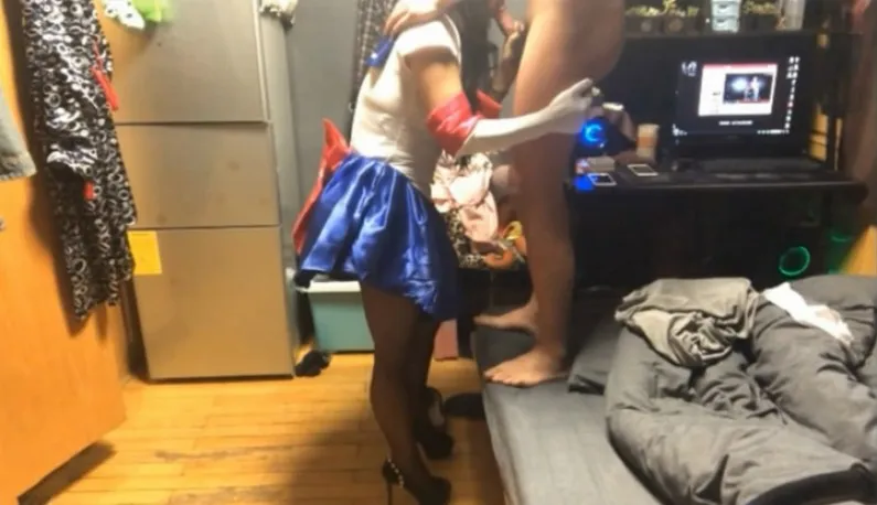 [Temptation of the Black Pantyhose] coser girlfriend changes into sailor moon outfit ~ uses her pussy and feet to punish her boyfriend