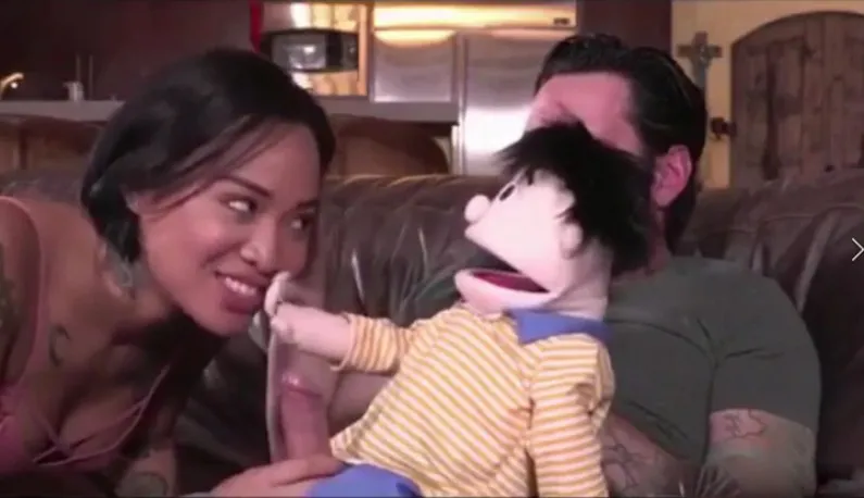 [European/US] ventriloquist doll's fucking high erotic lusty desire ~ tatted chick is just in awe watching him so she just went ahead and went down on him