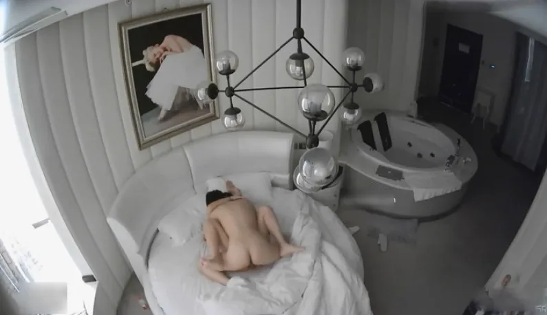 [偷拍 d'hôtel] Une romance au bureau?! L'après-midi de la réceptionniste aux cheveux longs et du commercial~ Trois fois de suite, avec des pauses~ La belle crie avec enthousiasme!!