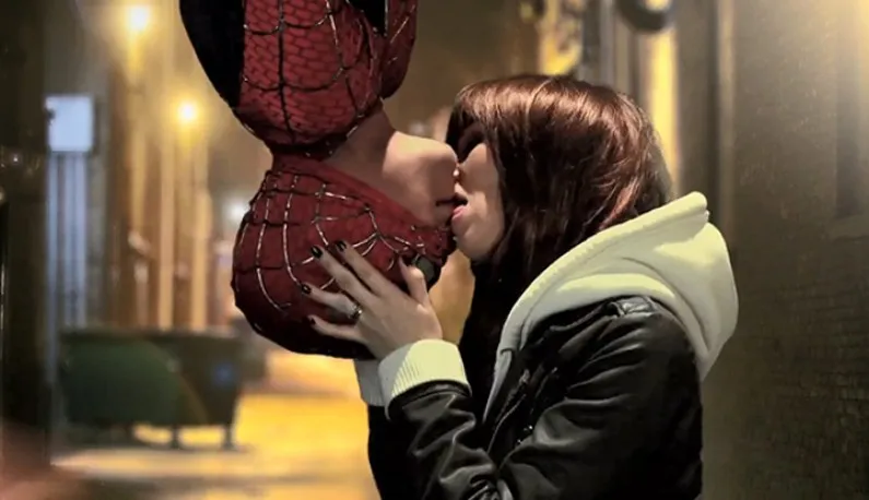 [Occidentaux] Le Spiderman classique donne un baiser suspendu~il vient de s'embrasser et il est déjà dur~il souffle directement dans la rue!!