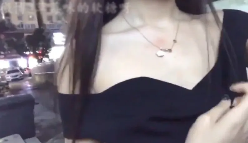 Strawberry-flavored gummy candies~ Free your body on the street~ Expose your breasts to passersby on the street!!