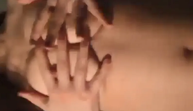 La belle avec de beaux seins veut te montrer et ne veut pas te montrer~les beaux seins en pleine vue~