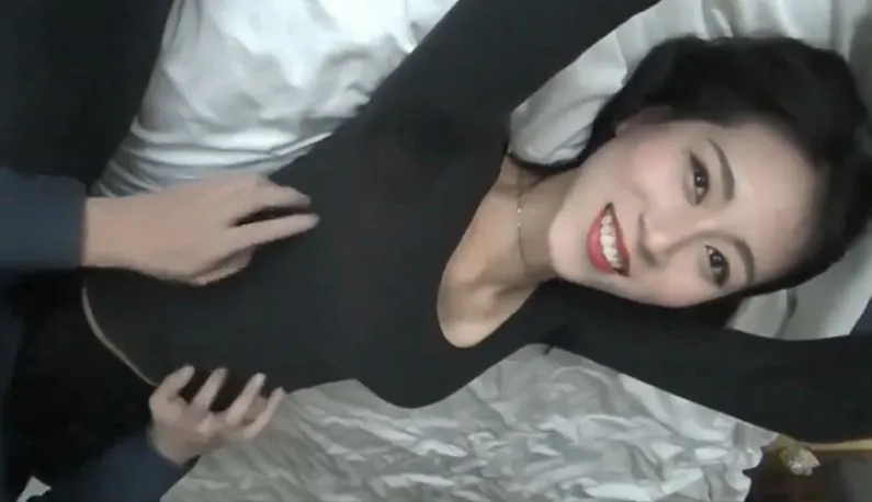 Gái xinh mỉm cười ~ Tôi sờ mó cũng rất vui vẻ ~