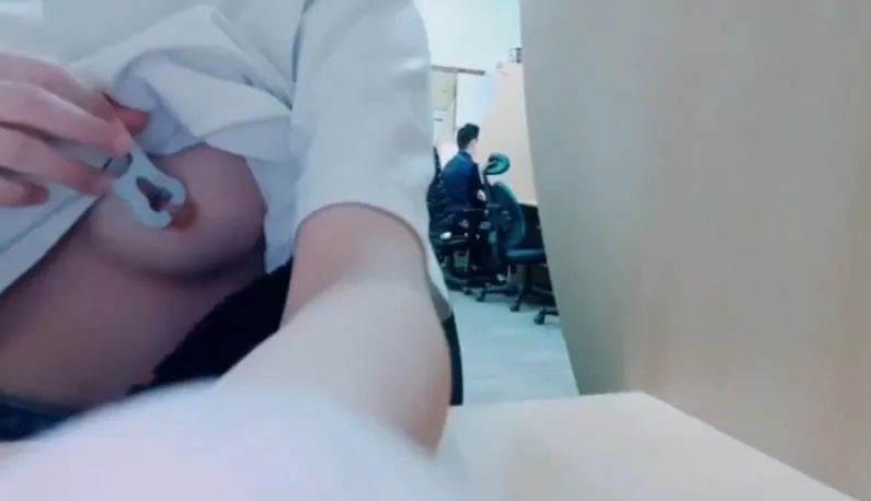 How to be a sex slave in the office~ Just obey the master and directly use the clip to pinch the nipples~