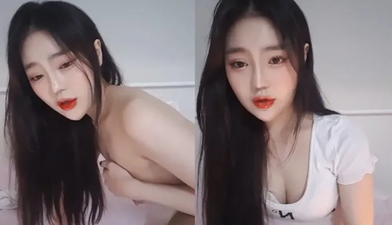 [Korean] The success story of a flat-chested girl ~ Stripping and playing with breasts in a lewd live broadcast!!