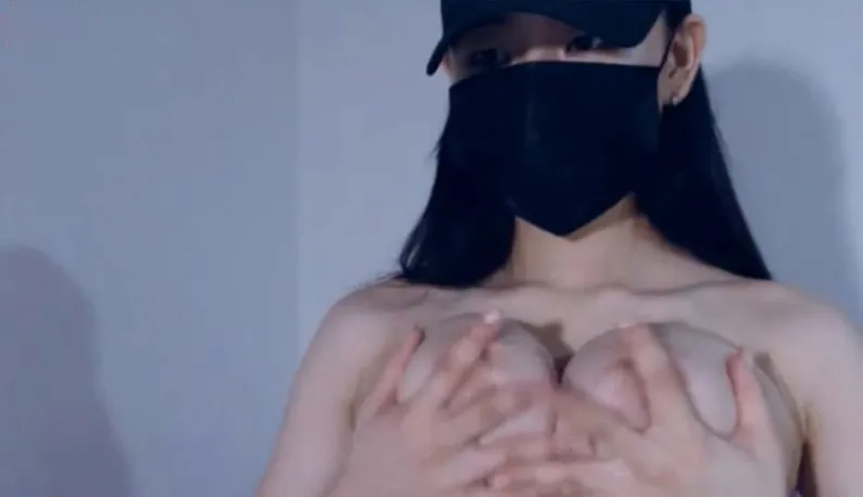 Big breasts sagging, mask girl's huge breasts breathe!