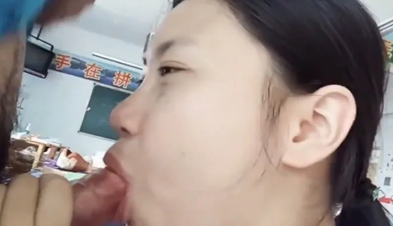 Trước k bạn bè đến, bạn trai đã mở khóa kéo để cho bạn gái ăn kẹo que!