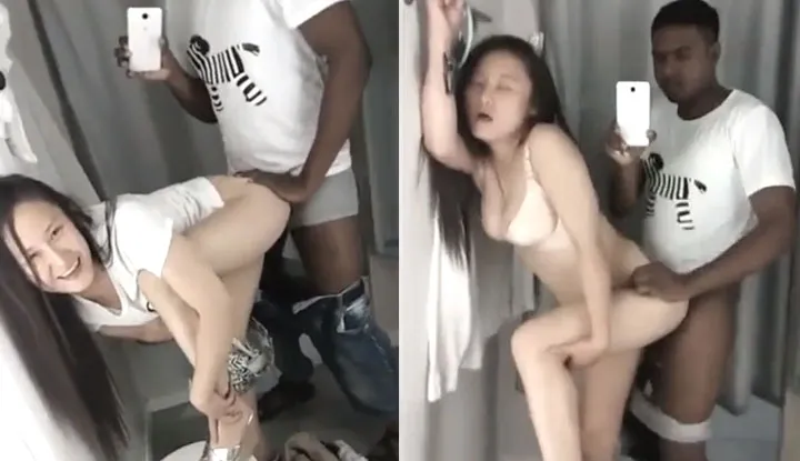 La femme bruyante et l'homme noir se sont filmés en train de baiser dans une cabine d'essayage du centre commercial ~ On dirait qu'il y a beaucoup de monde à l'extérieur, il y a probablement une file d'attente