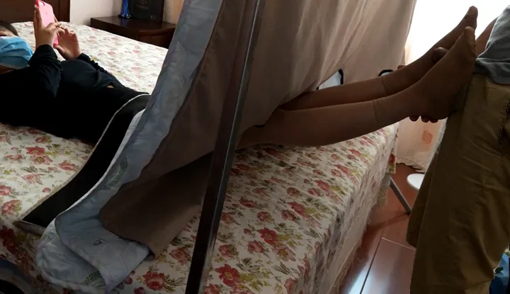 Nhân viên mát-xa có sở thích chân đùi bắn đầy lên chân khách nữ~
