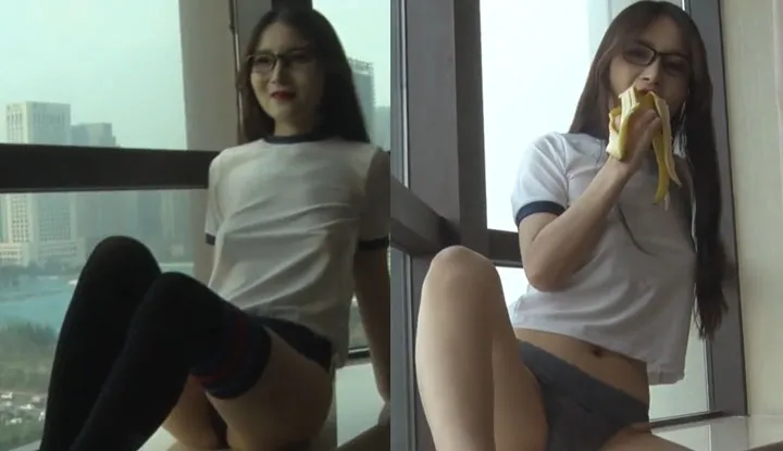 Top-notch PANS beauty Xuan Xuan, latest large-scale private shoot, tightly squeezing panties into the vagina, mouth-loving banana extremely lewd.