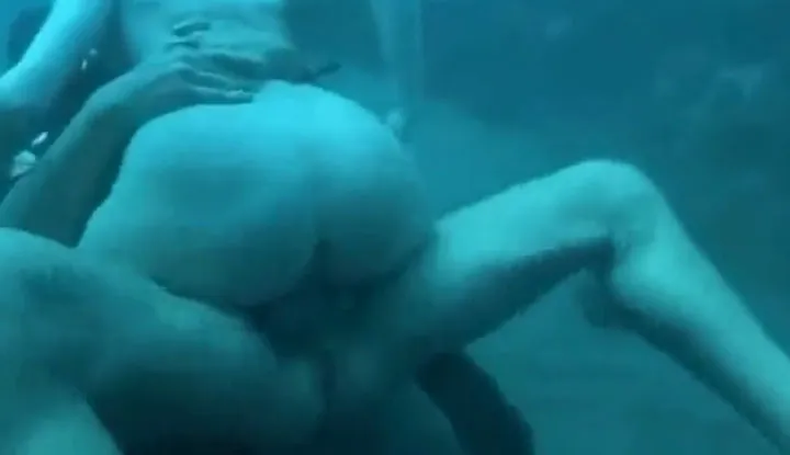 [Philippines] Un couple amoureux en lune de miel aux Philippines fait l'amour passionnément dans l'eau~