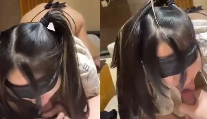 Der lüsterne Zwillings-Ponytail-Mädchen liebt es, große Schwänze zu blasen, tiefer Hals gedrückt, sehr zufrieden