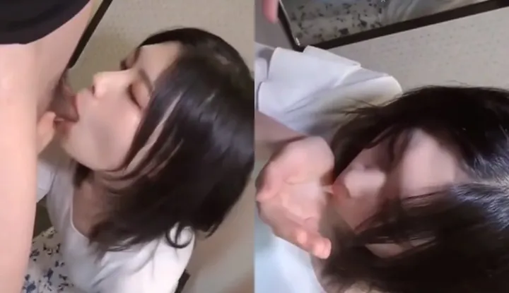 High-value pure beauty eating lollipops, ts value is really good, kneeling and sucking the meat stick, finally burst in mouth