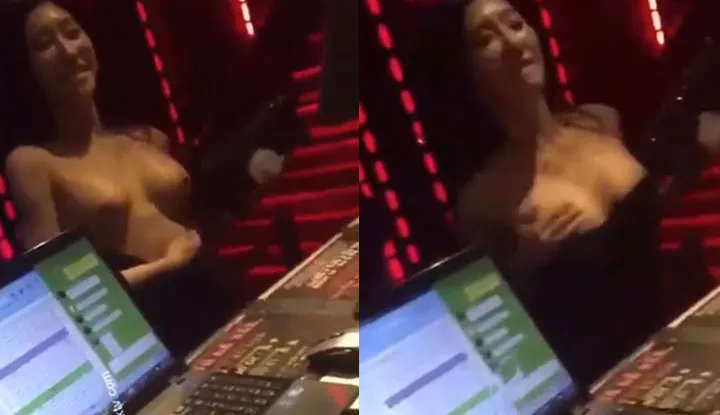 Naughty tngs in KTV, the little sister takes off her clothes and exposes her breasts to seduce the DJ