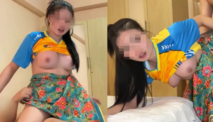 Cô hầu trẻ trong trang phục truyền thống giúp chủ giải quyết ham muốn tình dục.